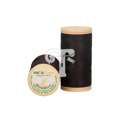 Dois carretéis de linha de algodão castanha escura da marca mez Cotton com rótulos verdes e bege.