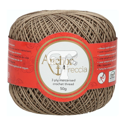 Rolo de fio mercerizado para crochet castanho claro com etiqueta vermelha