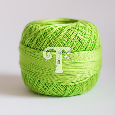 Bola de linha verde clara em fundo branco