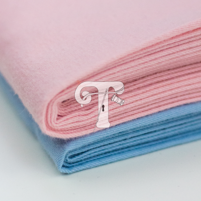 Tecidos rosa claro e azul claro dobrados com textura suave