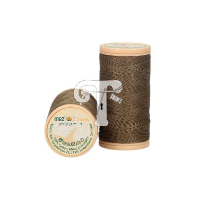 Duas bobinas de linha de costura castanha da marca Mez Cotton