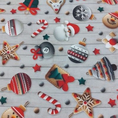 Padrão natalício com biscoitos decorados e pequenas estrelas e bolinhas