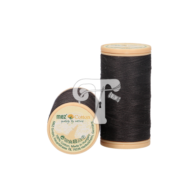 Dois carretéis de linha preta Mez Cotton em fundo branco