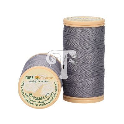 Carretéis de linha cinza com etiquetas de marca Mez Cotton