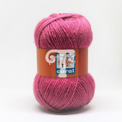 Novelo de lã rosa com etiqueta 'coral' em fundo branco