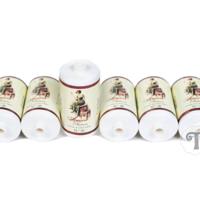 Seis carretéis de linha branca com rótulos ilustrados e texto Amora Costuras Nº 30