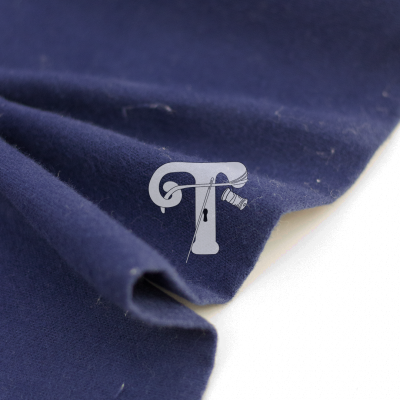 Tecido azul escuro com textura aveludada