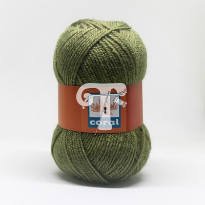 Novelo de lã verde com etiqueta vermelha da marca Coral