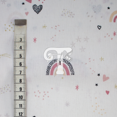 tecido branco com padrão de corações, estrelas e arco-íris em vários tons