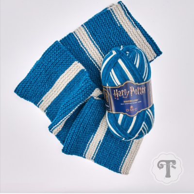 Fio de lã azul e branco com etiqueta Harry Potter Ravenclaw sobre tecido tricotado listrado
