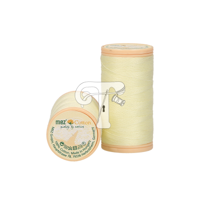 Dois carretéis de linha de algodão creme da marca mez sobre fundo branco