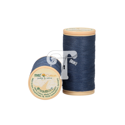 Carretéis de linha de algodão azul escuro da marca mez Cotton em fundo branco