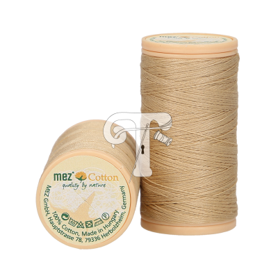 Dois rolos de linha de costura bege mez Cotton com etiquetas na frente e de lado