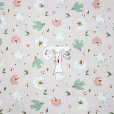 Tecido bege claro com padrão de pássaros, flores e corações coloridos