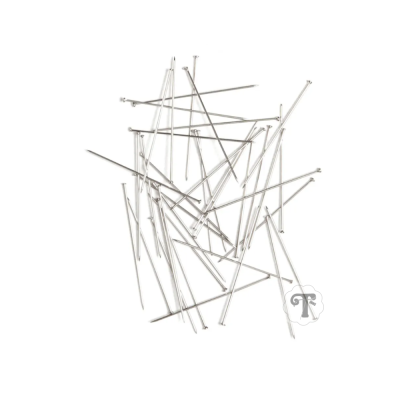 Agulhas metálicas prateadas com cabeça achatada em fundo branco