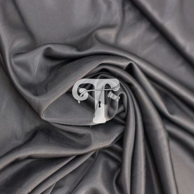 tecido cinzento escuro com dobras circulares