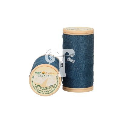 Dois carretéis de linha de algodão azul escura com base e topo em madeira clara, um em pé e outro deitado com etiqueta visível.