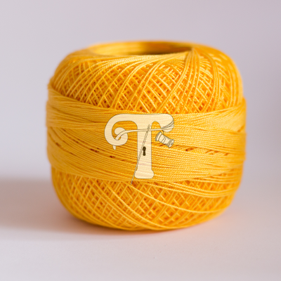 Rolo de fio amarelo com textura entrelaçada sobre superfícies branca e cinza claro