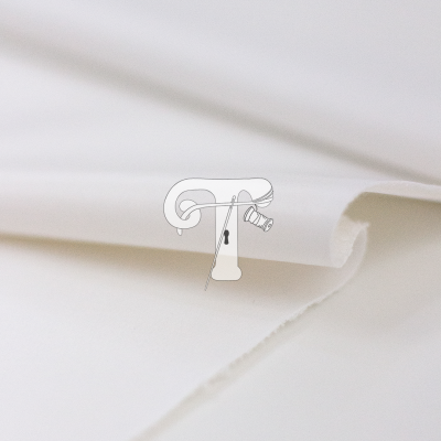 Tecido branco com textura fina e borda irregular em fundo claro