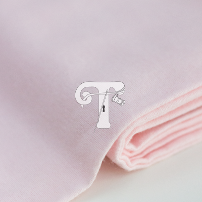 Tecido rosa claro dobrado com textura macia