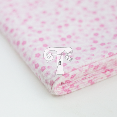 Tecido dobrado com padrão floral rosa e branco