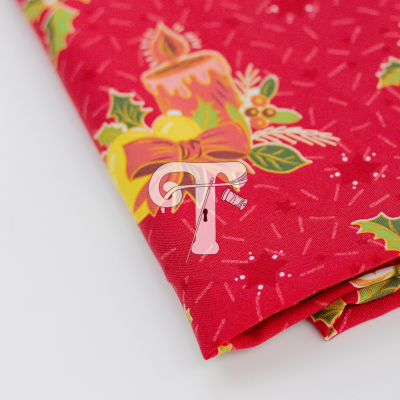 Tecido vermelho com padrão natalício dobrado