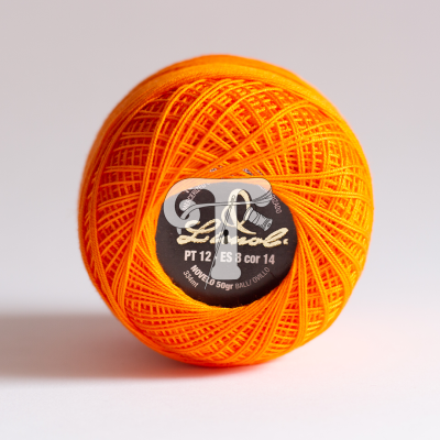 Rolo de linha laranja com etiqueta preta no centro