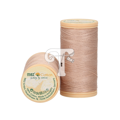 Dois carretéis de linha de algodão bege com texto 'mez Cotton quality by nature' e 'Made in Germany'