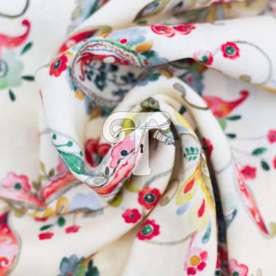 tecido branco com padrão floral colorido