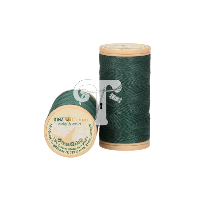 Dois carretéis de linha de algodão verde-escura da marca Mez Cotton, um em pé e outro deitado mostrando o rótulo.