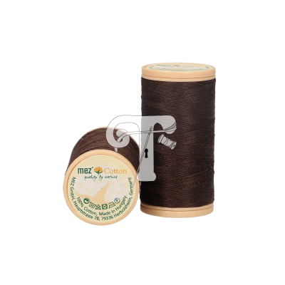 Dois carretéis de linha castanha escura com rótulos MEZ Cotton