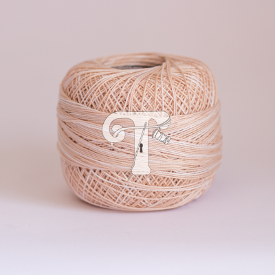 Rolo de linha fina bege claro com rótulo branco