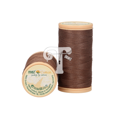 Dois carretéis de linha de costura marrons com etiquetas visíveis.