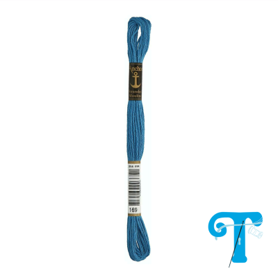 Linha de bordado azul da marca Anchor Madeira com rótulo preto e dourado