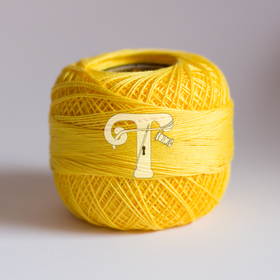 Rolo de linha amarela em algodão