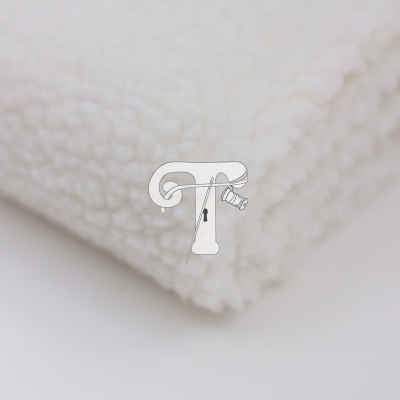 Tecido felpudo branco dobrado com textura volumosa