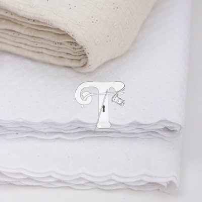 Três tecidos dobrados com padrões de pequenos furos e bordas onduladas