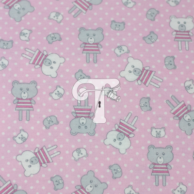 pano rosa com padrão de ursinhos cinzentos e brancos em camisolas às riscas