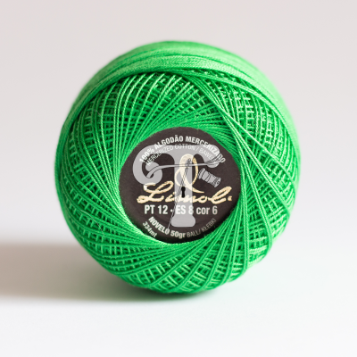 Rolo de linha de algodão verde com etiqueta preta