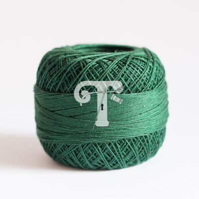 Bobina de linha verde escura com textura brilhante