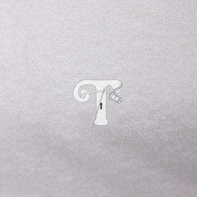 Estrutura metálica branca com gancho circular e cilindro pendurado