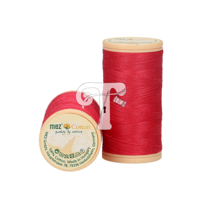 Dois carretéis de linha de costura vermelha com rótulo 'mez Cotton' e base bege