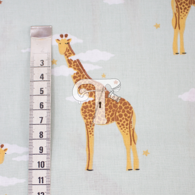 Tecido azul claro com padrão de girafas amarelas e estrelas