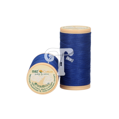 Dois carretéis de linha azul escuro com rótulos de algodão 100%