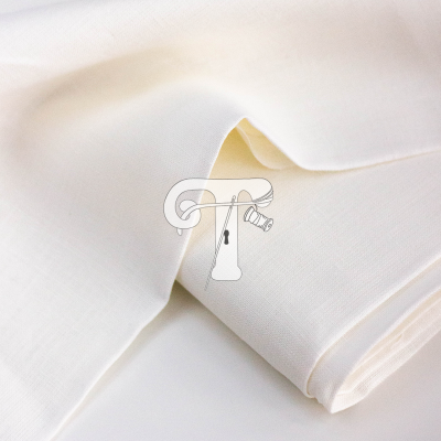 Tecido branco liso e dobrado sobre fundo branco