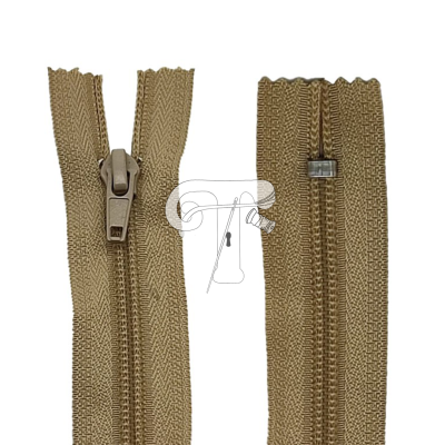 Dois fechos de correr castanho-claro com dentes de plástico em fundo branco