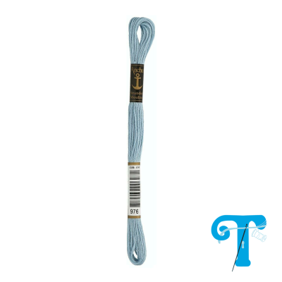 Skein de linha azul claro com etiqueta preta e dourada e código 976