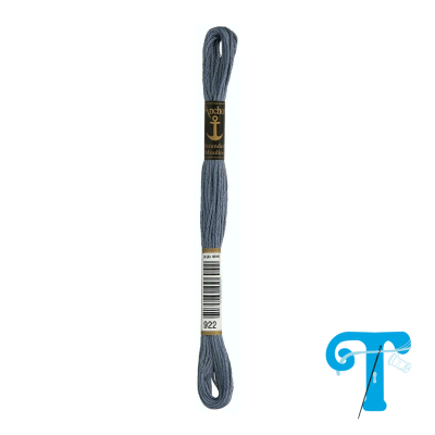 Novelo de linha de bordado cinzento azulado com etiquetas preto e branco.