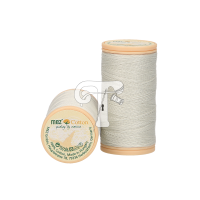 Dois carretéis de linha de algodão creme com etiquetas redondas cor de pêssego