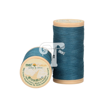 Dois carretéis de linha de algodão azul escura da marca mez com etiquetas e tubos bege.